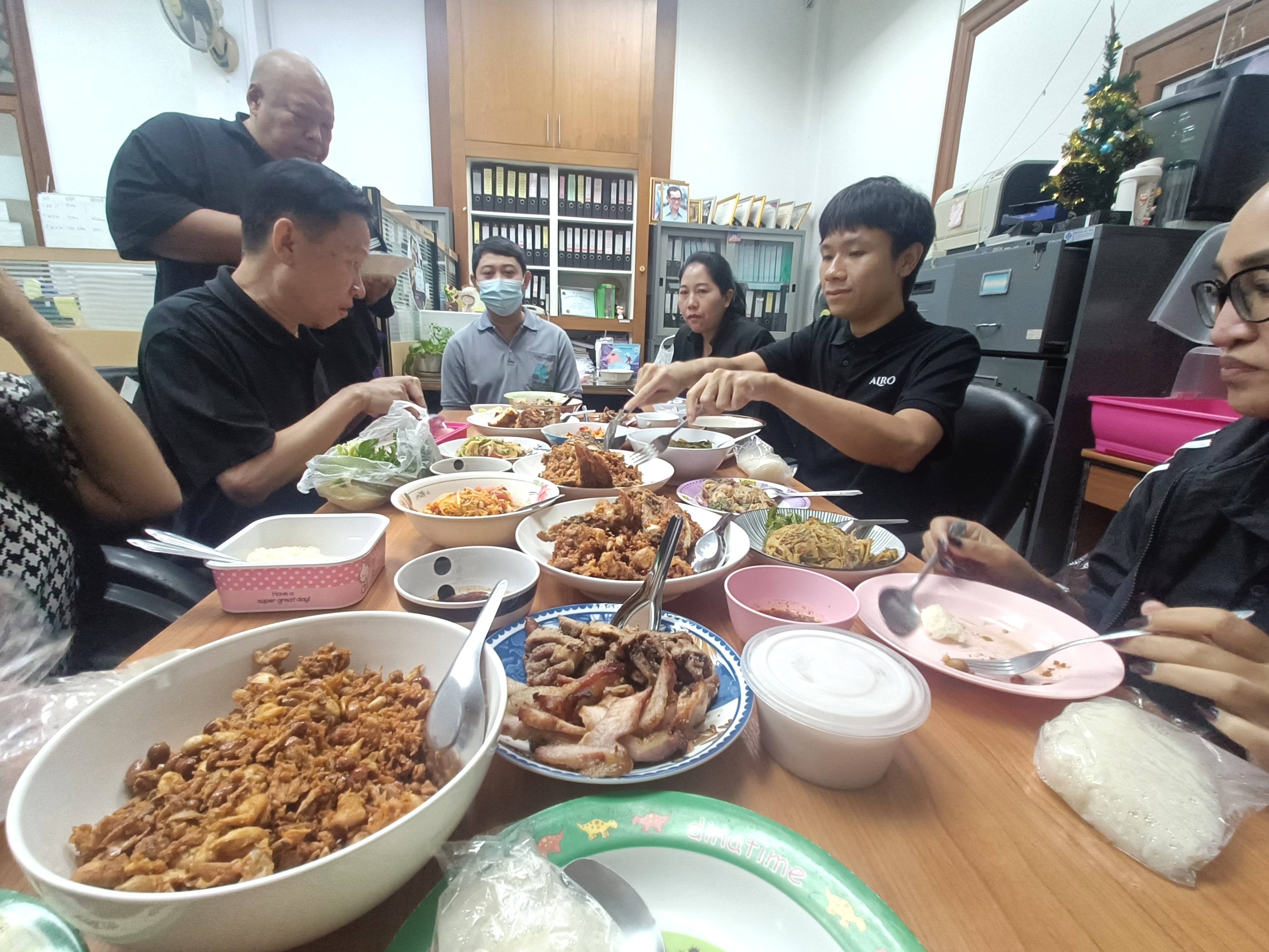 title - กลุ่มพัฒนาระบบบริหาร ส.ป.ก. ร่วมทำกิจกรรมหิ้วปิ่นโตรับประทานอาหารร่วมกัน 